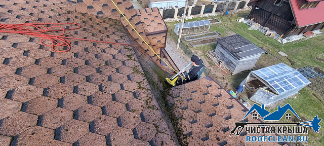 Очистка крыши от мха в Зеленогорске